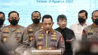 Kapolri Jenderal Listyo Sigit Prabowo bersama jajaran terkait menyampaikan konferensi pers di Gedung Rupatama Mabes Polri, Jakarta, Selasa (9/8/2022). Mantan Kepala Divisi Profesi dan Pengamanan Polri Irjen Ferdy Sambo ditetapkan sebagai tersangka dalam kasus pembunuhan ajudannya, Brigadir J alias Nofriansyah Yoshua Hutabarat. (Liputan6.com/Faizal Fanani)