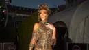 Model Winnie Harlow, tampil glamor mengenakan gaun koktail lengan panjang berbahu dingin dari Koleksi Couture Fall-Winter 2021 Zuhair Murad. (Instagram/winnieharlow)