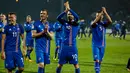 Pemain timnas Islandia bertepuk tangan usai laga Grup I Kualifikasi Piala Dunia 2018 melawan Kosovo di Laugardalsvollur, Senin (9/10). Islandia mencatat sejarah sebagai negara terkecil yang lolos ke Piala Dunia setelah menang 2-0. (AP/Brynjar Gunnarsson)