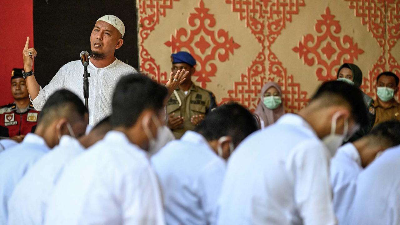 FOTO: 10 Terpidana Dicambuk di Banda Aceh, Termasuk Pasangan Sesama Jenis