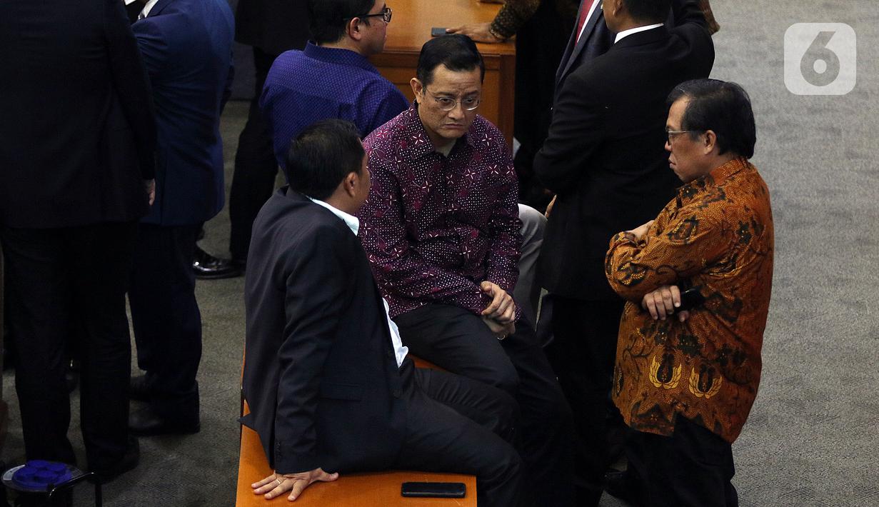 Sejumlah anggota dewan duduk di meja menunggu mulainya Sidang Paripurna ke-3 Masa Persidangan I Tahun Sidang 2019-2020, di Kompleks Parlemen, Senayan, Jakarta, Selasa (22/10/2019). Sidang Paripurna membahas penetapan jumlah komisi-komisi di DPR RI. (Liputan6.com/Johan Tallo)