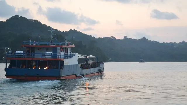 Delapan bus yang mengangkut napi teroris yang dipindah dari Mako Brimob menyeberang ke Pulau Nusakambangan dengan dua kapal . (Foto: Liputan6.com/Muhamad Ridlo)