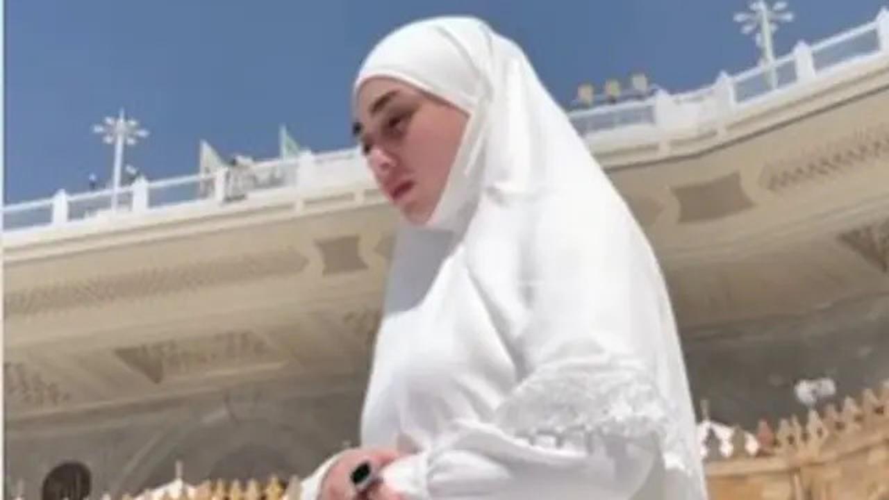 Potret Celine Evangelista Umrah, Suasana Penuh Haru di Tanah Suci