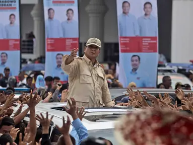 Calon Presiden nomor urut 2 Prabowo Subianto menyapa para pendukungnya dalam sebuah rapat umum kampanye di Medan, Sumatra Utara, Sabtu, 13 Januari 2024. (AP Photo/Binsar Bakkara)