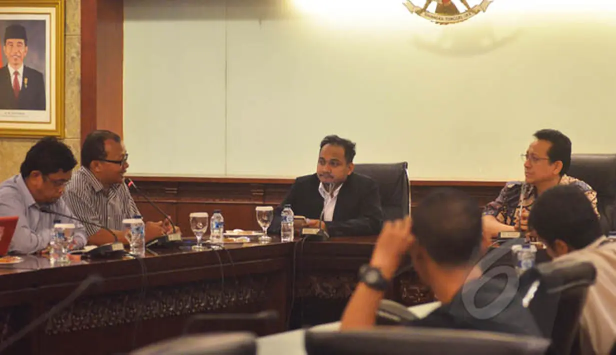 Ketua DPD RI Irman Gusman (kanan) didampingi Ketua Komite I DPD Fahrul Rozi (kedua kanan) menerima aktivis ICW Emerson Yuntho (kedua kiri) dan Abdullah Dahlan (kiri) diruang pimpinan DPD, Jakarta, Kamis (12/2/2015). (Liputan6.com/Andrian M Tunay)