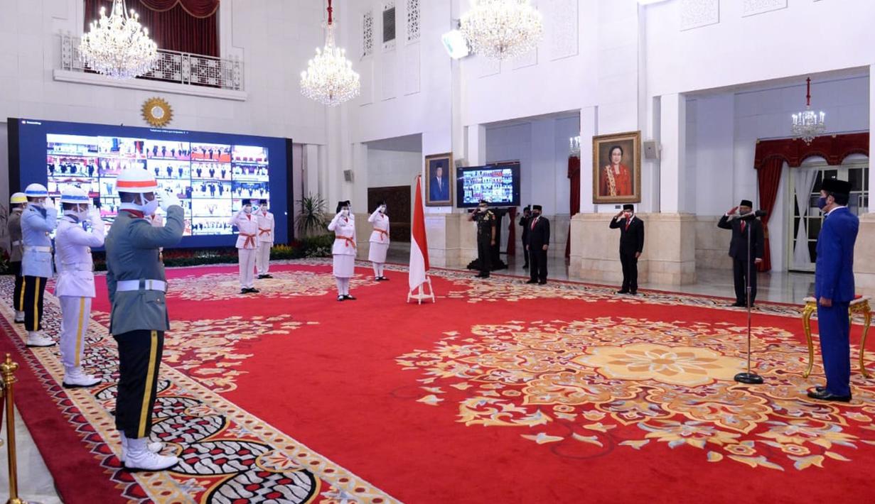 Presiden Joko Widodo atau Jokowi (kanan) memimpin upacara Pengukuhan Pasukan Pengibar Bendera Pusaka (Paskibraka) di Istana Negara, Jakarta, Kamis (13/8/2020). Sebanyak 8 anggota Paskibraka akan bertugas pada upacara HUT ke-75 Kemerdekaan RI. (Foto: Lukas - Biro Pers Sekretariat Presiden)