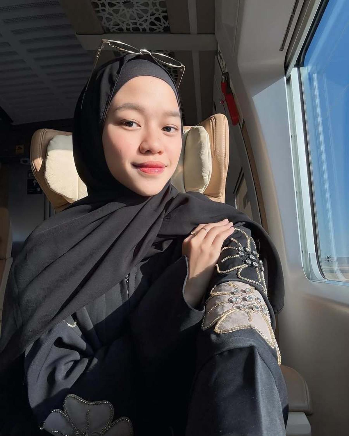 7 Potret Ummi Quary Cantik Pakai Hijab saat Umrah, Beri Kesan Lemah Lembut & Kalem Beda Dari Biasanya