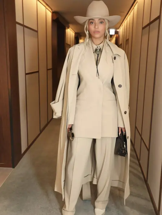 Tak selalu soal denim, gaya koboi juga bisa disiasati dengan nuansa warne krem yang begitu modern. [Foto: Instagram/ Beyonce]