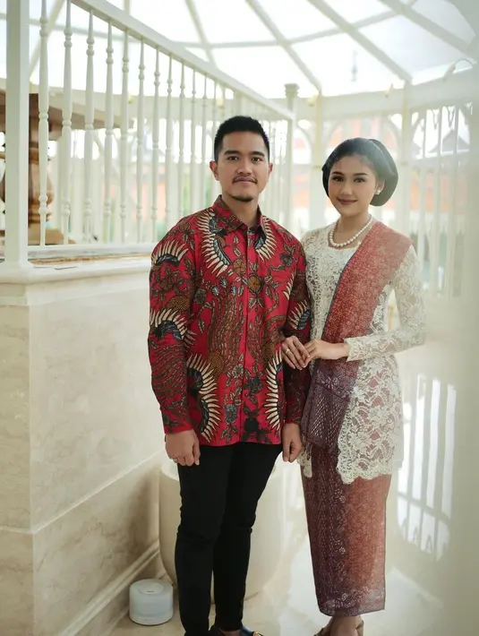 Gaya elegan lainnya dari Erina Gudono saat mendampingi sang suami. Ia mengenakan kebaya brokat putih yang panjang, dipadu kain batik merah yang serasi dengan selendang batik yang disampirkannya di salah satu bahu. Rambutnya disanggul rapi bak pengantin Jawa. Foto: Instagram.