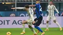 Gelandang Juventus, Federico Chiesa membaw bola dari kawalan gelandang Inter Milan, Arturo Vidal  pada pertandingan lanjutan Liga Serie A Italia di stadion San Siro di Milan, Senin (18/1/2021). Inter menang atas Juventus 2-0. (AFP/Miguel Medina)