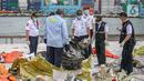 Petugas KNKT memeriksa bagian turbin pesawat Sriwijaya Air dihari kelima yang jatuh di perairan Pulau Seribu, di Dermaga JICT, Jakarta,  Rabu (13/1/2021). Pengangkatan mesin turbin pesawat Sriwijaya Air SJ 182 itu menggunakan crane milik KRI Cucut 866. (Liputan6.com/Faizal Fanani)