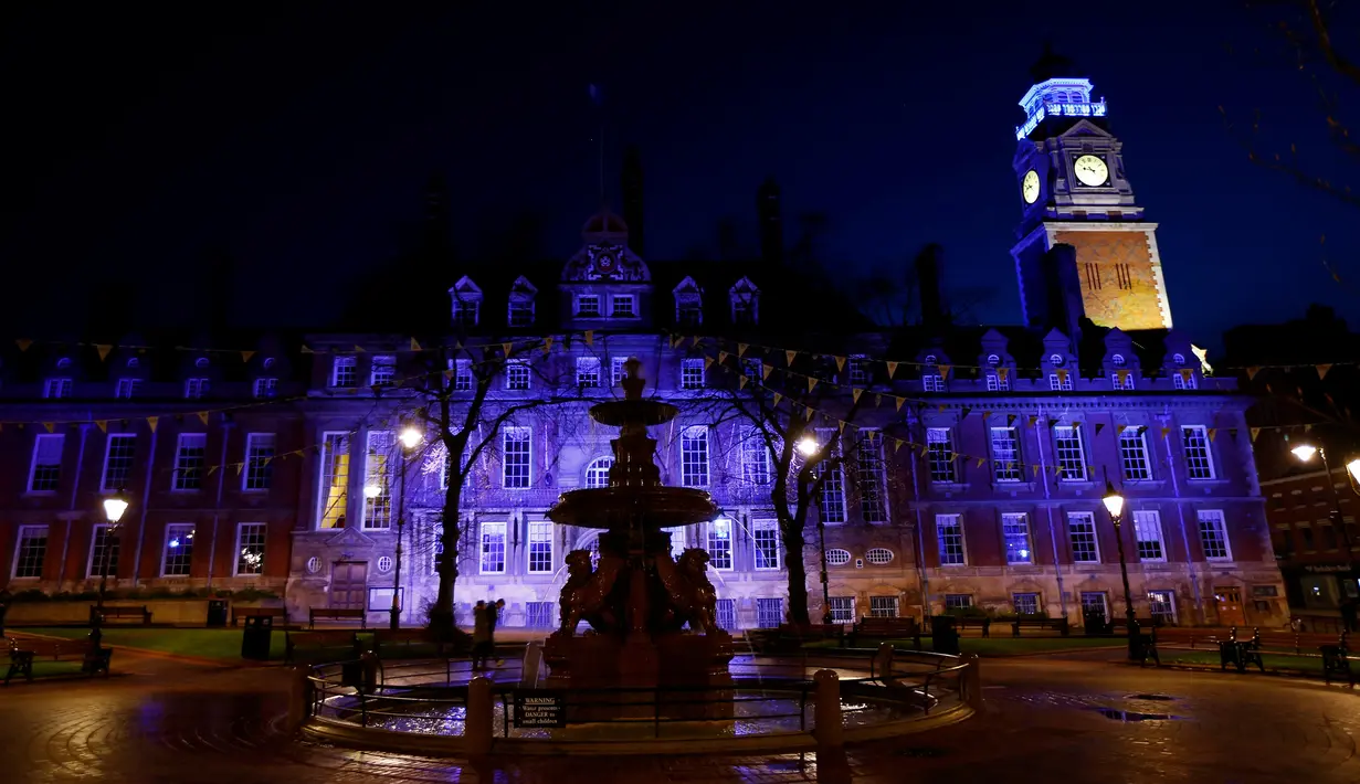 Gedung Balai Kota Leicester berwarna biru guna mendukung klub kotanya, Leicester City meraih gelar juara Liga, Leicester, Inggris, 29 April 2016. Leicester yang kini terpaut 7 poin dari Tottenham Hotspur. (REUTERS / Darren Staples)