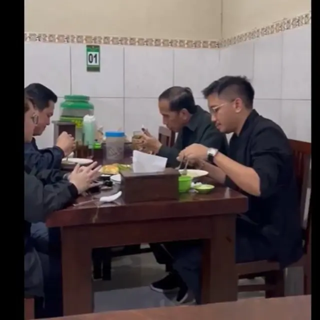 Warung Bakmi Bu Citro Jowo yang Disinggahi Jokowi Usai Nonton Laga Timnas Indonesia di Piala AFF 2024.  foto: Twitter @jokowi