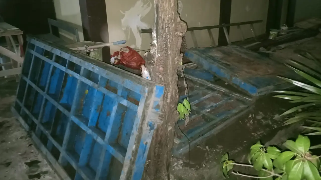 Pencuri Pintu Besi