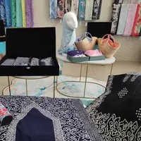 Umae Tris menjajakan paket hampers lebaran 2025. Foto (Liputan6.com / Panji Prayitno)