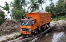VIDEO: Penampakan Ultraman Tak Berseragam, Selamatkan Truk Pasir Masuk Jurang Pakai Satu Tangan