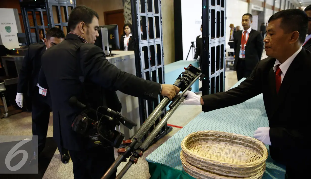 Paspampres melakukan pemeriksaan kepada jurnalis sebelum memasuki ruang pertemuan Rapat Pejabat Tinggi negara-negara Organisasi Kerja Sama Islam (OKI) dalam rangkaian KTT Luar Biasa ke-5 OKI di JCC, Jakarta, Senin (7/2/2016). (Liputan6.com/Faizal Fanani)