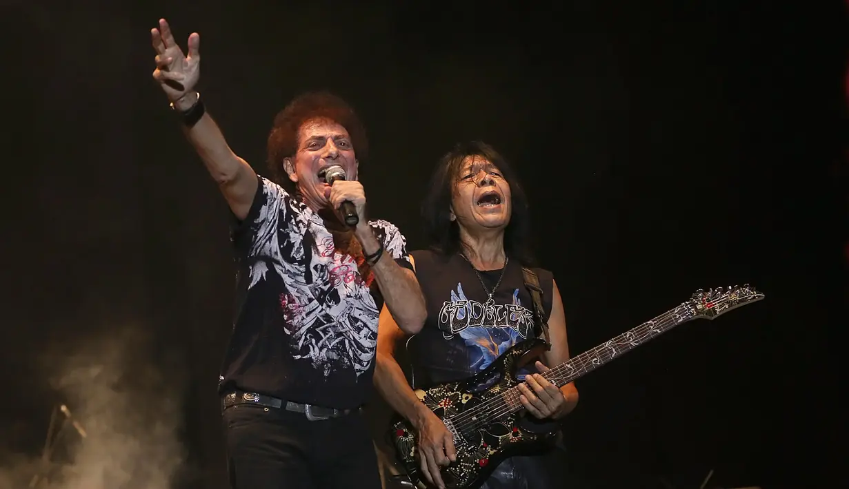 Penonton yang memadati arena  ikut bernyanyi mengikuti Iyek. Apalagi, lagu-lagunya sudah tidak asing bagi penonton. Pembetot bass Donny Fatah, juga menyapa penontonnya. "Gilaaaa... Jogja Gilaaaa..," ujar Donny Fatah. (Bambang E. Ros/Bintang.com)