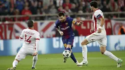 Striker Barcelona, Lionel Messi, berusaha melewati pemain Olympiakos pada laga Liga Champions di Stadion Karaiskakis, Selasa (31/10/2017). Barcelona bermain imbang 0-0 dengan Olympiakos. (AP/Petros Giannakouris)