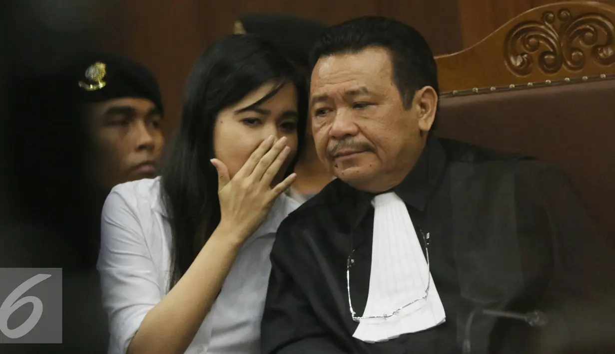 Terdakwa Jessica Kumala Wongso berbincang dengan kuasa hukumnya saat menjalani sidang lanjutan kasus kematian Wayan Mirna Salihin di PN Jakarta Pusat, Rabu (27/7). (Liputan6.com/Immanuel Antonius)