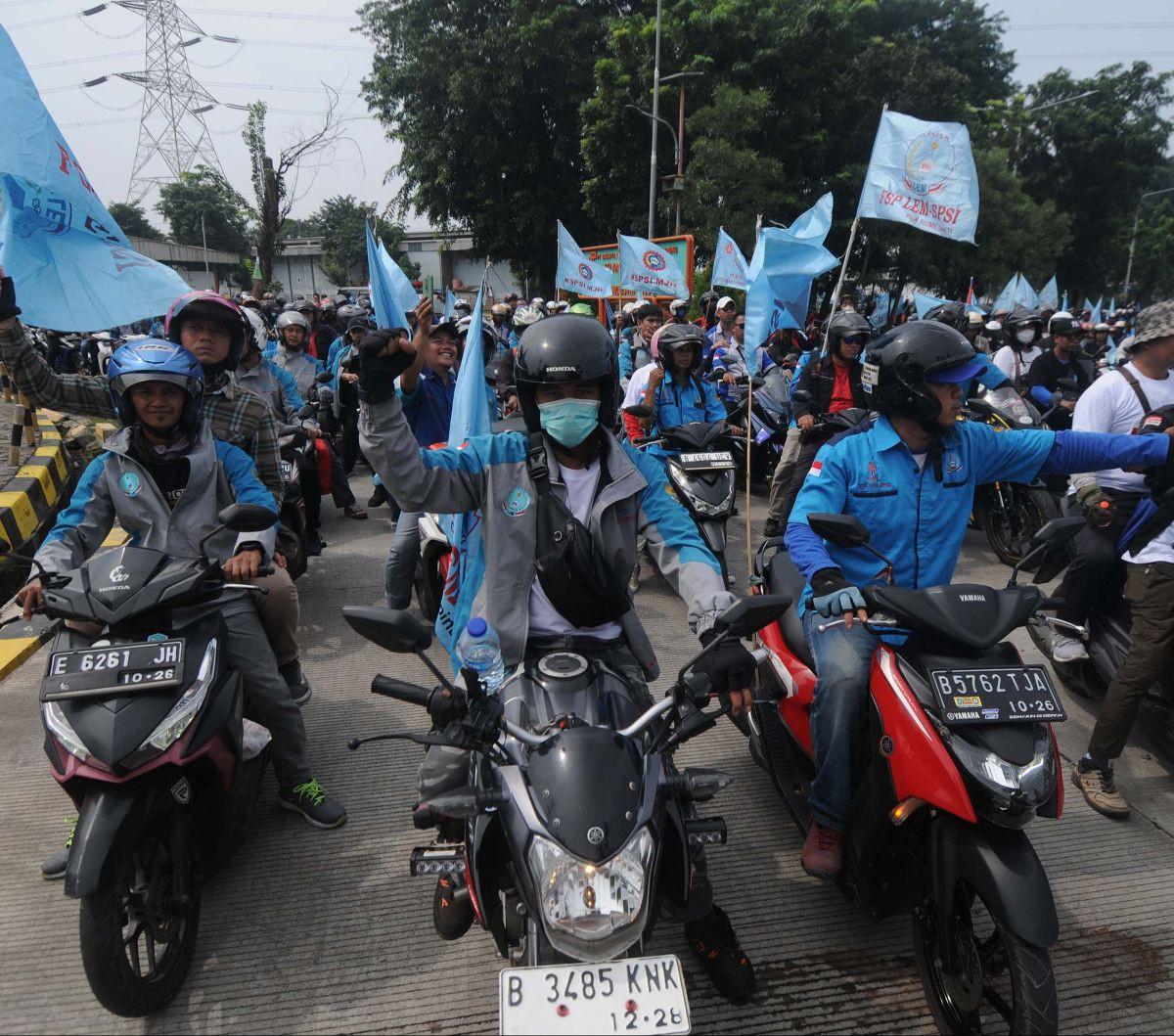 Ratusan buruh mengendarai sepeda motor saat konvoi dari kawasan industri Pulogadung menuju Istana Merdeka, Jakarta, pada Rabu (1/5/2024). Aksi ini dilakukan dalam rangka memperingati May Day atau Hari Buruh Sedunia.&nbsp; Merdeka.com/Imam Buhori