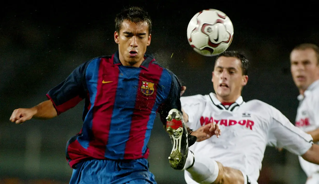 Giovanni van Bronckhorst. Bek kiri Belanda ini didatangkan Barcelona dari Arsenal pada awal musim 2003/2004 sebagai pemain pinjaman. Musim berikutnya ia dipermanenkan hingga 2006/2007. Total 4 musim, 2 trofi LaLiga, 1 Liga Champions dan 1 trofi Super Spanyol sukses diraihnya. (AFP/Cesar Rangel)