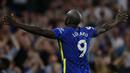 Romelu Lukaku. Striker Chelsea yang menjalani periode keduanya di Stamford Bridge ini telah mencetak 3 gol hingga pekan kelima musim 2021/2022 ini. Pengalamannya memperkuat beberapa klub di Liga Inggris menjadi jaminan ia akan terus menambah koleksi golnya musim ini. (AP/Ian Walton)
