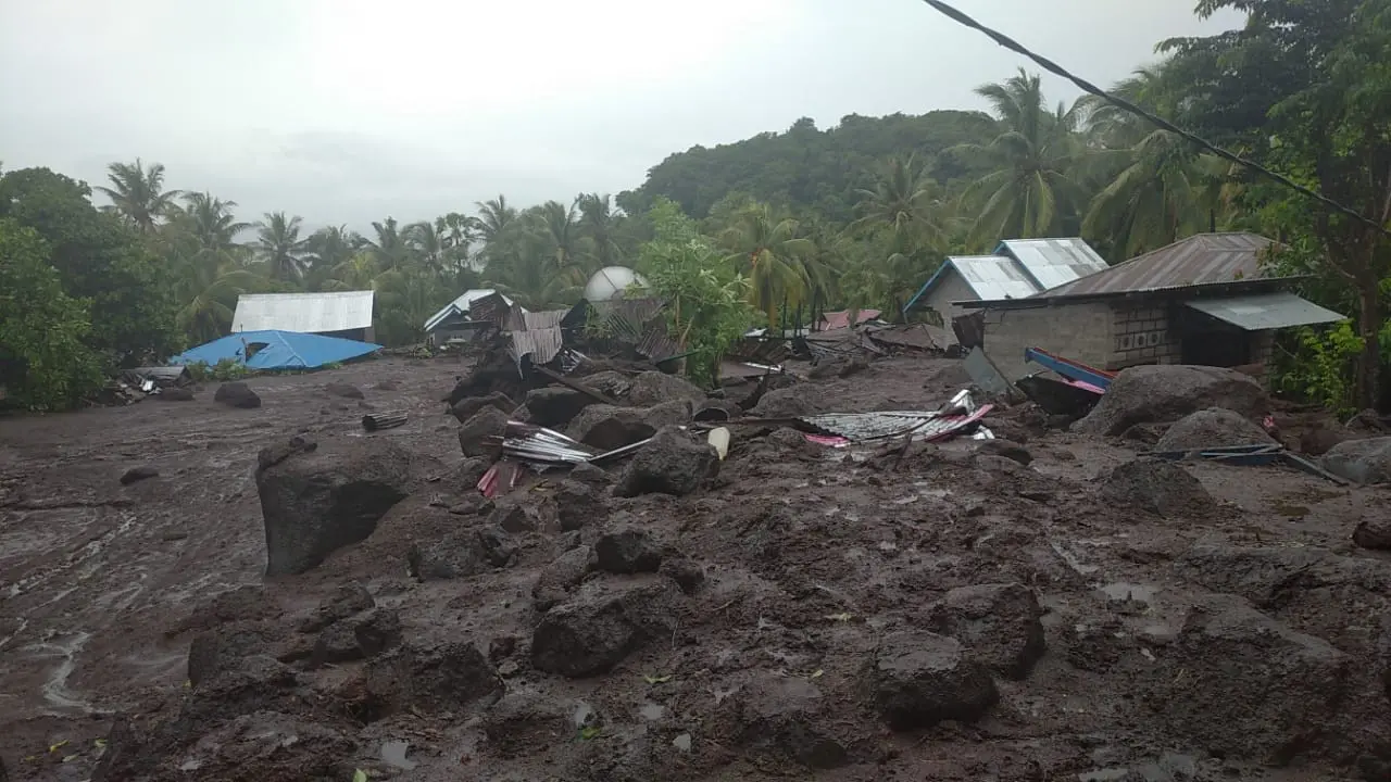 Banjir bandang terjadi di Kabupaten Flores Timur, Nusa Tenggara Timur (NTT).