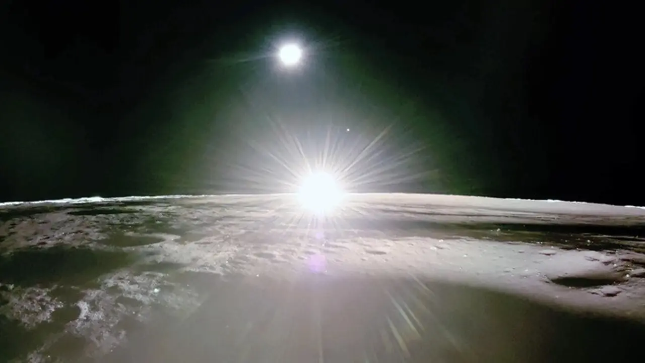 Gambar yang disediakan oleh NASA/Firefly Aerospace, Selasa (18/3/2025), menunjukkan Matahari terbenam di Bulan, dengan Bumi dan Venus di kejauhan.
