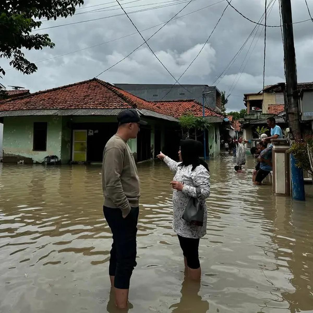 7 Potret Muzdalifah Ikut Suami Tinjau Banjir Tangerang, Bantu Evakuasi Bayi