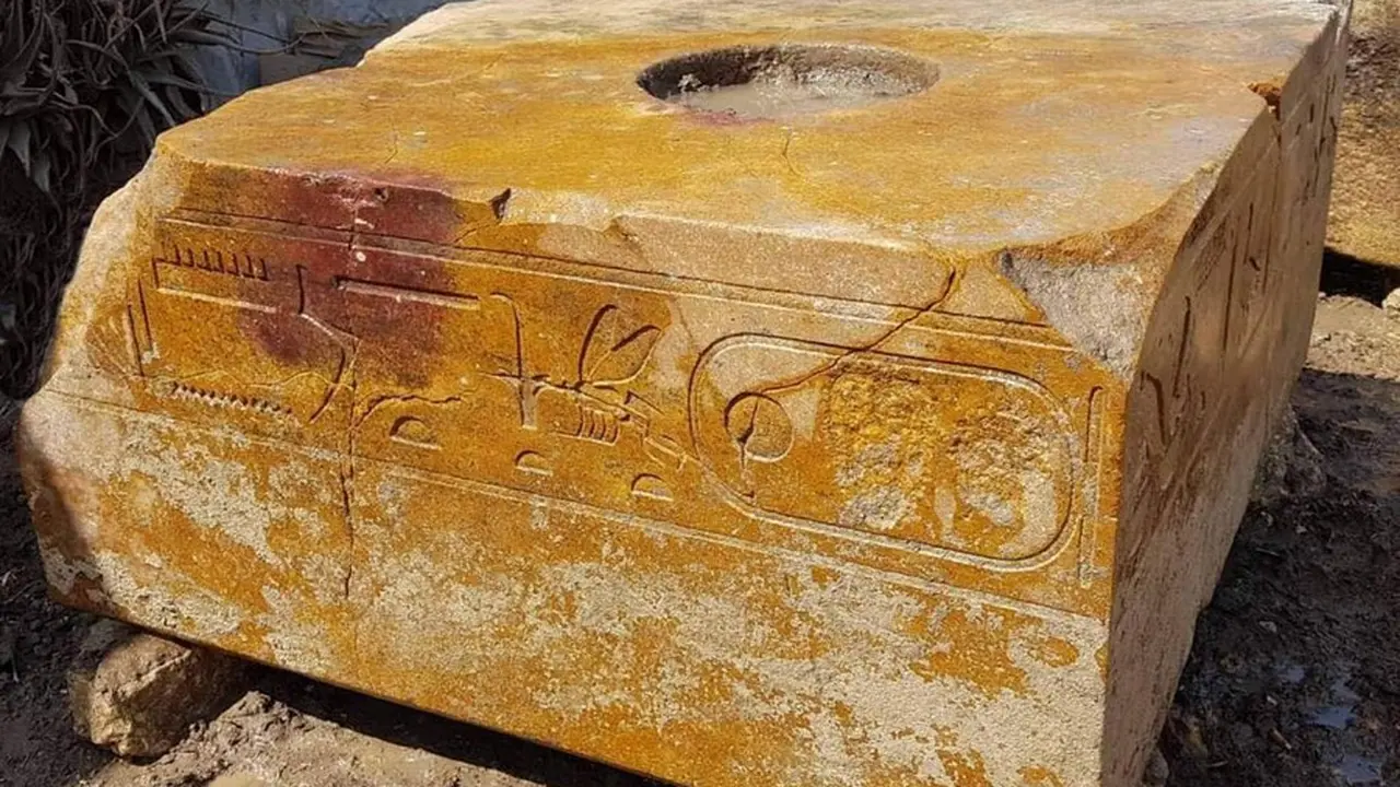 Balok batu granit yang berasal dari era Raja Khufu (2589-2566 SM) di Kairo timur (Xinhua/Kementerian Pariwisata dan Kepurbakalaan Mesir)