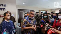 Wakil Ketua Umum DPP Partai NasDem Ahmad Ali dan Calon Wakil Walikota Tangsel dari Partai Gerindra Rahayu Saraswati Djojohadikusumo memberikan keterangan kepada awak media di Kompleks Parlemen Senayan, Jakarta. Rabu (29/7/2020). (Liputan6.com/Johan Tallo)