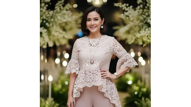 Blouse Brokat High-Low dengan Lengan Lonceng Mini