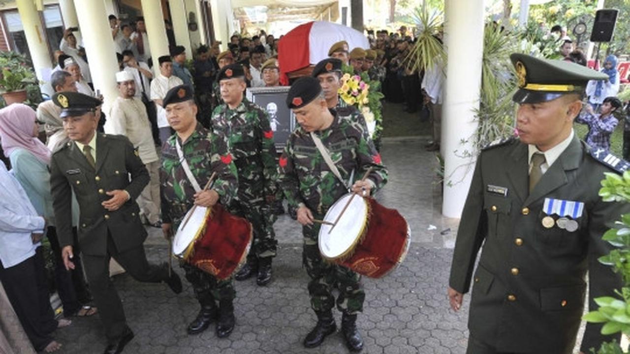 Prajurit TNI AD antar jenazah Adnan Buyung ke TPU Tanah Kusir