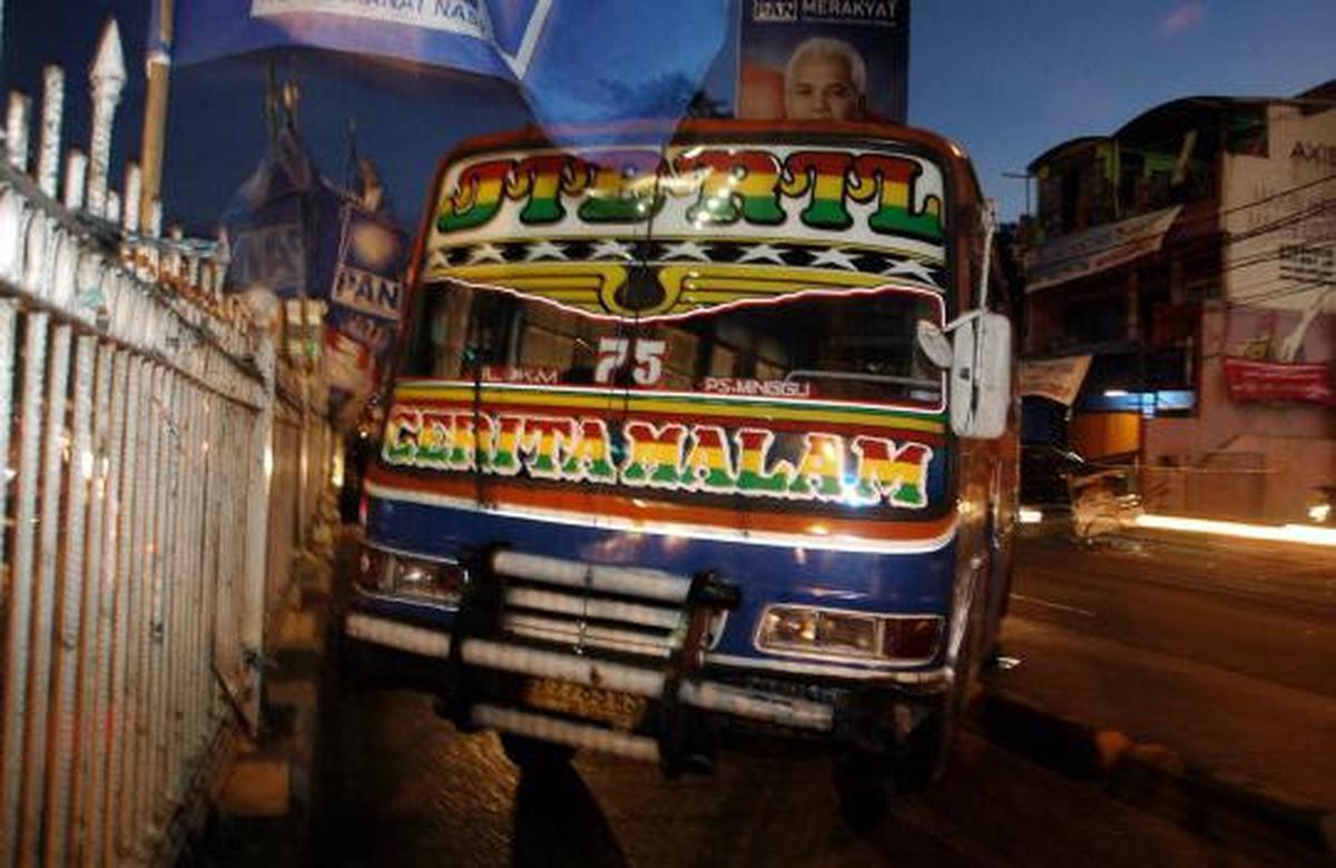 Metromini melintang tabrak separator busway