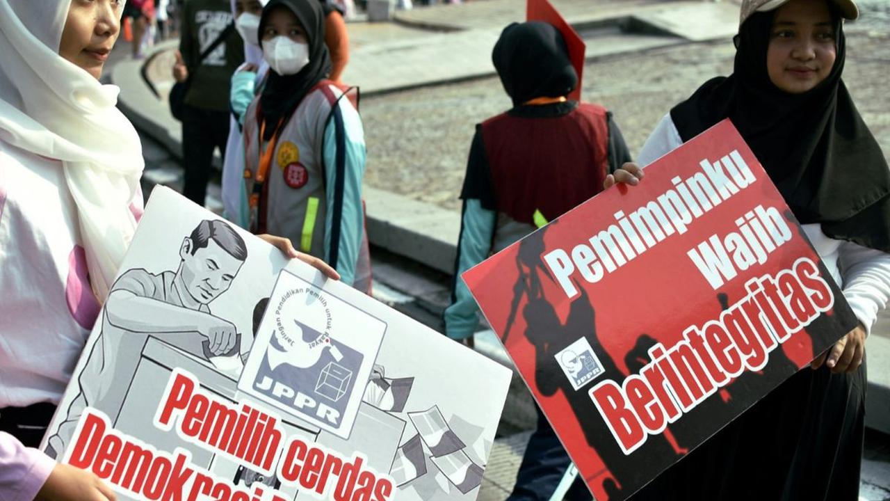 Mereka juga mengajak masyarakat untuk cerdas dalam menentukan pilihan dalam Pemilu 2024 dengan suasana demokrasi yang berkualitas.

Aktivis juga membawa poster barcode untuk mengecek daftar sementara caleg Pemilu 2024.