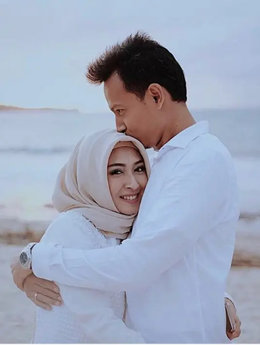 Enam foto dibagikan oleh Fedi Nuril dalam akun Instagramnya. Foto serba putih itu membuat para warganet iri. Sebelumnya, aktor 35 tahun itu mengunggah kemesraan dengan sang istri. (Instagram/fedinuril)
