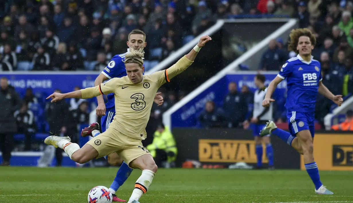 Gelandang Chelsea, Mykhaylo Mudryk mencetak gol ketiga timnya yang dianulir karena offside setelah analisis VAR ke gawang Leicester City pada pertandingan lanjutan Liga Inggris di stadion King Power di Leicester, Inggris, Minggu (12/3/2023). Hasil ini membuat Chelsea masih menempati peringkat ke-10 klasemen dengan raihan 37 poin dari 26 laga. (AP Photo/ Rui Vieira)