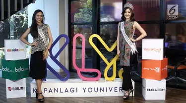 Puteri Indonesia 2018 Sonia Fergina Citra dan Puteri Indonesia Lingkungan 2018 Vania Herlambang berpose seusai mengisi acara #KLYLOUNGE bertema Hari Batik Nasional di kantor KLY, Jakarta, Selasa (2/10). (Liputan6.com/Herman Zakharia)