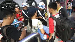 Petugas memeriksa tiket di Stasiun Pasar Senen, Jakarta, (31/8). Kepala Stasiun Pasar Senen, Dedi Kristanto, mengatakan telah memberangkatkan 19.300 penumpang melalui 24 kereta api reguler dan dua kereta api tambahan. (Liputan6.com/Immanuel Antonius)