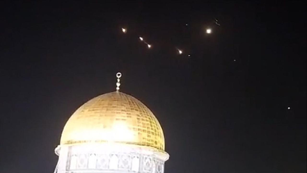 Selama eskalasi berlangsung, beberapa rudal yang ditembakkan Iran terlihat melintas di atas kompleks Masjid Al-Aqsa. AFP