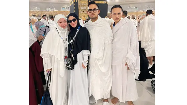 Potret Penampilan Wanda Hara Saat Umrah