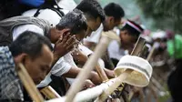  Peserta aksi damai 212 mengambil air wudhu untuk melaksanakan salat jumat dalam Bela Islam III di Monas, Jakarta, Jumat (2/12). Adapun peserta massa aksi damai 212 menggunakan botol air minum untuk berwudhu. (Liputan6.com/Faizal Fanani)