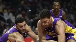 Pemain Los Angeles Clippers, Blake Griffin (tengah) berebut bola dengan dua pemain Lakers pada laga NBA basketball games di Staples Center, Los Angeles, California, (27/11/2017). Clippers menang atas Lakers 120-115.  (AP/Jae C. Hong)