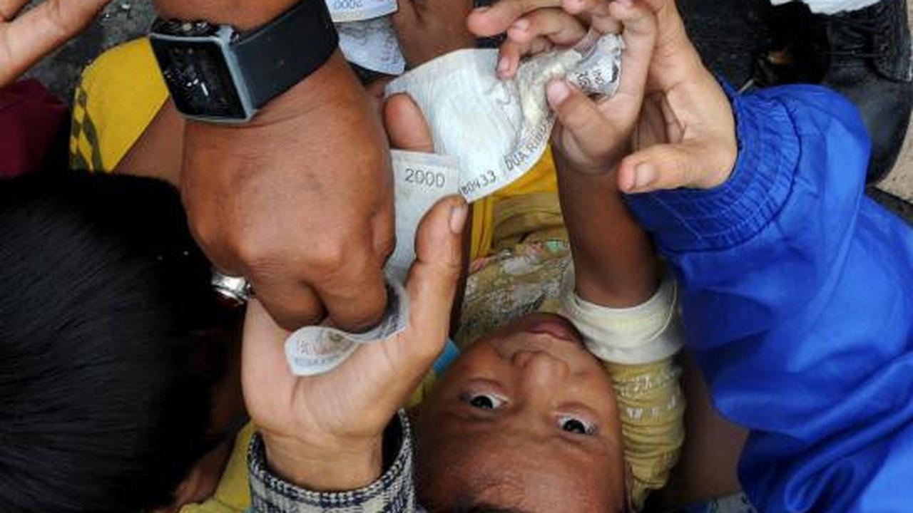 Warga berebut angpao di Vihara Dharma Bakti