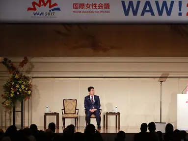 Putri sekaligus asisten Presiden AS Donald Trump, Ivanka Trump memberikan pidato dalam acara Majelis Wanita Sedunia (WAW!) di Tokyo, Jepang (3/11). Dalam acara itu Ivanka juga didampingi PM Jepang, Shinzo Abe. (AFP Photo/Pool/Eugene Hoshiko)