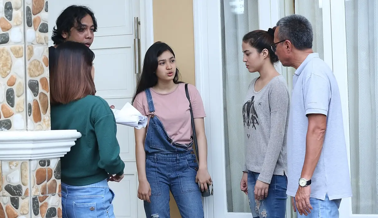 "Kalau untuk kesehatan, aku lebih ke minum vitamin aja sih. Papaku selalu wanti-wanti untuk aku minum vitamin setelah syuting gitu," ujar Cut Syifa ketika ditemui Bintang.com (10/2). (Bambang E. Ros/Bintang.com)