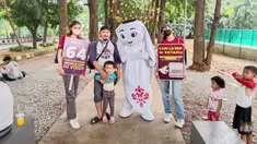 Maskot Piala Dunia 2022, La'eeb berfoto bersama warga saat mengunjungi Hutan Kota Patriot, Bekasi, Jumat (4/11/2022). Kedatangan La'eeb ini menambah kemeriahan jelang bergulirnya Piala Dunia 2022 pada November mendatang. (FOTO: Dok. SCM)