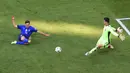 Italia baru bisa membuat peluang berbahaya di penghujung babak pertama. Federico Chiesa mampu lolos dari jebakan offside dan berhadapan satu lawan satu dengan kiper Belgia, Thibaut Courtois. Namun, bola tembakannya masih mampu dibelokkan keluar lapangan. (AFP/Pool/Massimo Rana)