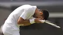 Petenis Serbia Novak Djokovic bereaksi saat melawan petenis Polandia Hubert Hurkacz dalam pertandingan tunggal putra putaran keempat turnamen Wimbledon di London, Senin (10/7/2023). (AP Photo/Alberto Pezzali)